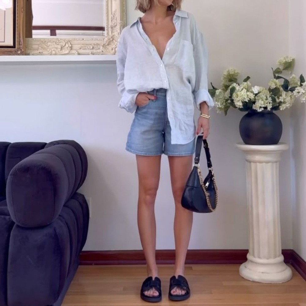 Levi's | High Waisted Cotton-Blend Mom Denim Shorts in Blue size 30 - Picture 2 of 9